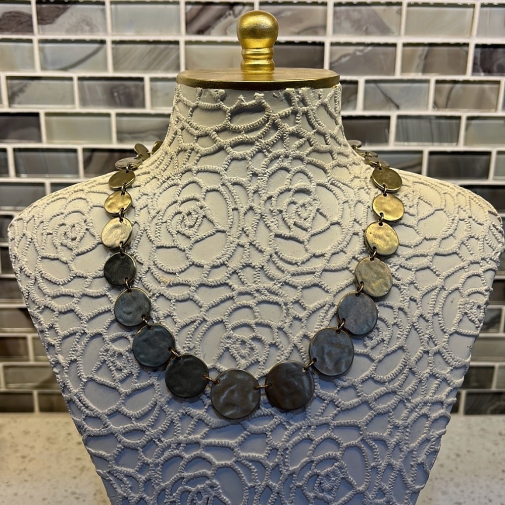 Gold circle necklace